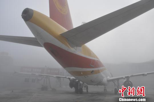 圖為準(zhǔn)備起飛的航班。　呂俊明 攝