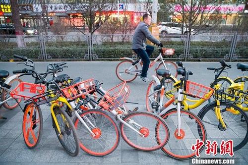 資料圖：山西太原，民眾正在使用共享單車。<a target='_blank' href='http://www.chinanews.com/'>中新社</a>記者 張?jiān)?攝