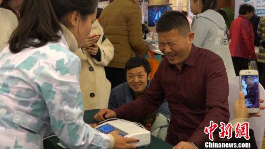 成都首屆孕博會落幕準(zhǔn)爸爸爭相體驗(yàn)?zāi)M“分娩陣痛”