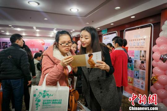 現(xiàn)場參與者交流討論?！＄娦?攝