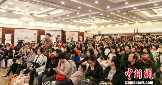 孕博會吸引了不少準(zhǔn)媽媽前來參與?！＄娦?攝