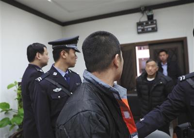 昨日，庭審結(jié)束后，劉某與前來旁聽的父親道別。