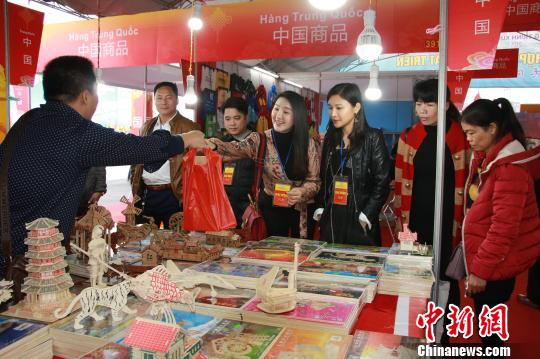 圖為越南民眾在購買中國商品。　朱新華 攝