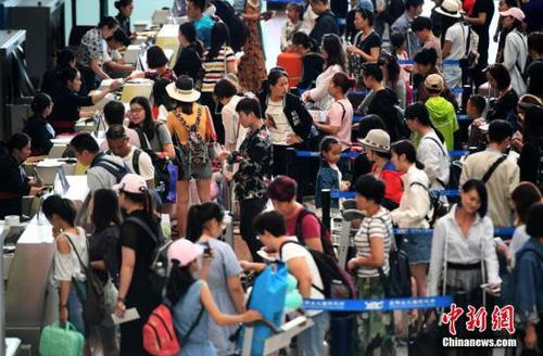 資料圖：昆明長(zhǎng)水國(guó)際機(jī)場(chǎng)候機(jī)廳里辦理登機(jī)手續(xù)的旅客。<a target='_blank' href='http://www.chinanews.com/'>中新社</a>記者 李進(jìn)紅 攝