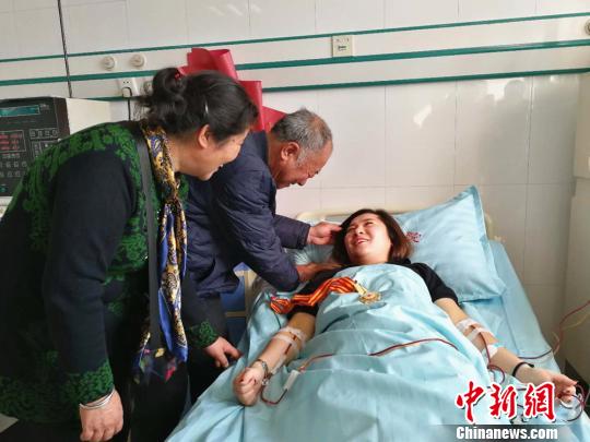 星星父母特地趕來(lái)為女兒加油、鼓勵(lì)。　朱志庚 攝