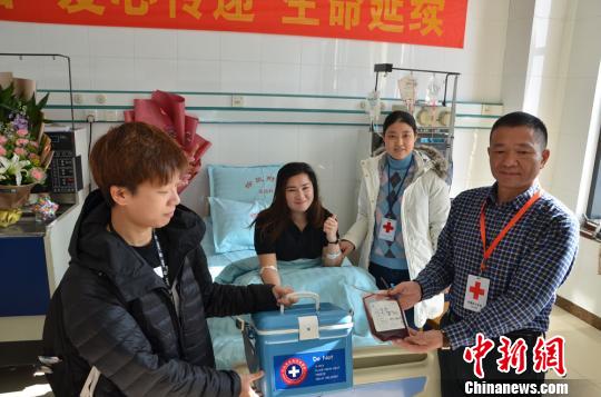 徐州市紅十字會(huì)和對(duì)方醫(yī)院交接采集的干細(xì)胞?！￡愌?攝