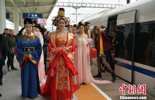 廣元火車(chē)站玩穿越的“古人”迎客忙?！⒅铱?攝