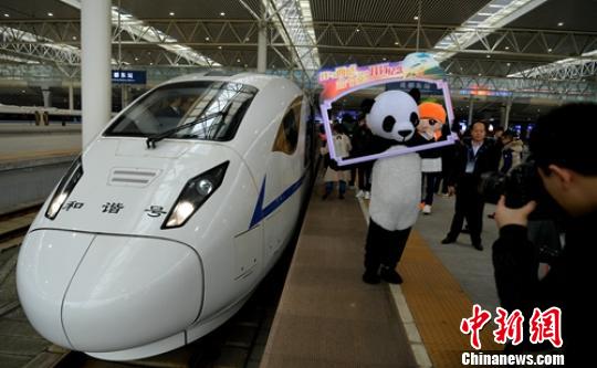成都火車(chē)東站“熊貓”趕場(chǎng)西成高鐵首發(fā)?！⒅铱?攝