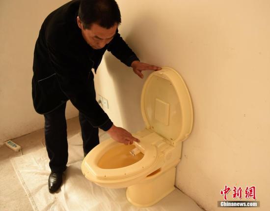 資料圖：重慶巴南區(qū)滕飛父子研發(fā)出用3D技術(shù)打印的折疊式掛墻馬桶，獲得國家外觀和實(shí)用新型兩項(xiàng)專利。 <a target='_blank' href='http://www.chinanews.com/'>中新社</a>記者 周毅 攝