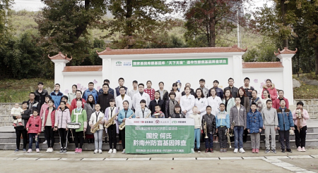 醫(yī)療隊專家與黔南州特殊教育學(xué)校的師生們合影