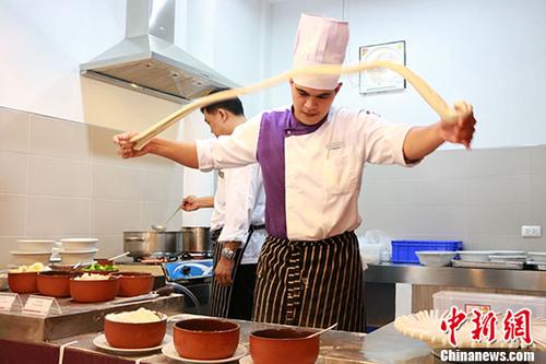 8月21日，由中國駐泰國孔敬總領(lǐng)事館與泰國孔敬大學(xué)孔子學(xué)院聯(lián)合主辦的“中國廚房”在孔敬孔子學(xué)院開幕，首屆“食全食美”中國美食文化節(jié)活動也同時舉行，為中泰文化交流搭建起一個新平臺。 <a target='_blank' href='http://www.chinanews.com/'>中新社</a>記者 胡琳 攝