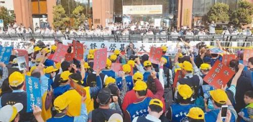 　高雄3萬(wàn)勞工大游行抗議臺(tái)當(dāng)局“過(guò)勞死”修正案 。(圖片來(lái)源：臺(tái)灣《聯(lián)合報(bào)》)