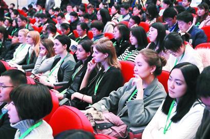 中國僑網(wǎng)圖為中國學論壇現(xiàn)場觀眾在聆聽發(fā)言。本報記者海沙爾 攝