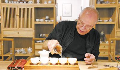 中國(guó)僑網(wǎng)蓋哈德為茶客表演茶藝。 本報(bào)記者 馮雪珺攝   