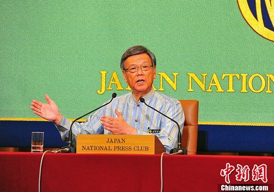 沖繩縣知事翁長(zhǎng)雄志5月20日在東京的日本記者俱樂部舉行記者會(huì)，再度強(qiáng)調(diào)將力阻美軍普天間機(jī)場(chǎng)撤出后搬遷至同為沖繩境內(nèi)的邊野古地區(qū)。<a target='_blank' href='http://www.chinanews.com/'>中新社</a>發(fā) 王健 攝