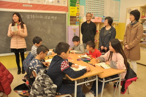 林總領(lǐng)事走進(jìn)華文學(xué)校課堂。