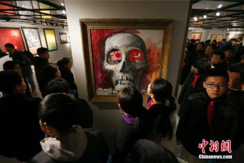 圖為學(xué)生觀看展覽。 <a target='_blank' href='http://www.chinanews.com/'>中新社</a>記者 富田 攝