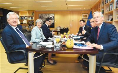 圖為12月8日，英國(guó)首相特蕾莎·梅(左二)與歐盟委員會(huì)主席容克(右二)在比利時(shí)布魯塞爾的歐盟總部會(huì)面。新華社/美聯(lián) 
