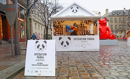 12月13日，由成都IFS、巴黎左岸圣日耳曼德佩委員會共同主辦的—“OPERATION PANDA”（熊貓行動）活動在巴黎左岸的圣日耳曼德佩廣場隆重揭幕，這是成都與圣日耳曼德佩“國際友好街區(qū)”結(jié)盟后的首個合作項目。（法國《歐洲時報》/主辦方供圖）