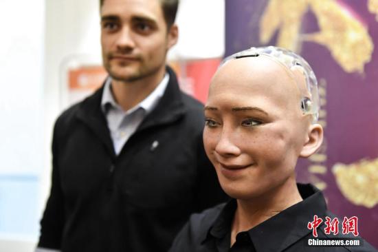 機(jī)器人索菲亞由香港公司Hanson Robotics設(shè)計，并在今年10月獲得了沙特王國的公民身份，成為世界上第一個獲得人類公民身份的女性人形機(jī)器人。<a target='_blank' href='http://www.chinanews.com/'>中新社</a>記者 陳驥旻 攝