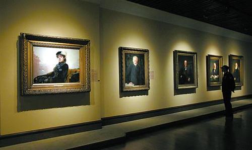 中國僑網肖像畫是“巡回展覽畫派”的重要藝術成就，《無名女郎》等吸引觀眾駐足欣賞。蔣迪雯　攝 