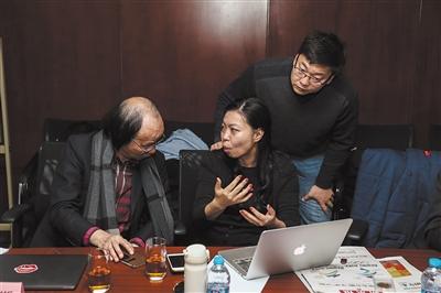 12月16日，2022年冬奧特許商品評(píng)審會(huì)現(xiàn)場(chǎng)，特許生產(chǎn)商與會(huì)徽設(shè)計(jì)者林存真(中)交流特許商品的改進(jìn)思路。圖片來(lái)源：新京報(bào)