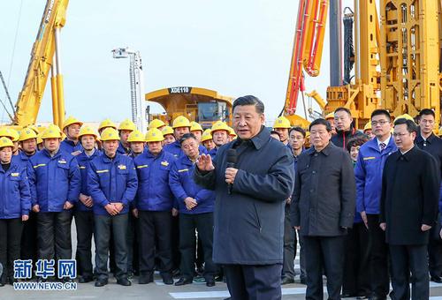 2017年12月12日至13日，中共中央總書記、國家主席、中央軍委主席習(xí)近平在江蘇徐州市考察。這是12日下午，習(xí)近平在徐工集團(tuán)重型機械有限公司親切看望勞動模范、技術(shù)能手等職工代表，鼓勵他們在為實現(xiàn)中國夢的奮斗中爭取人人出彩。新華社記者 謝環(huán)馳 攝