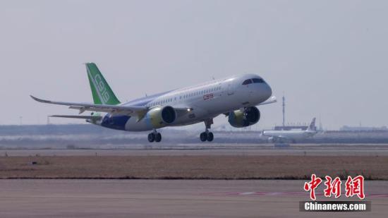 12月17日，上午10時34分，國產(chǎn)大型客機C919-10102架機在上海浦東機場第四跑道首次飛上藍天。商飛公司供圖