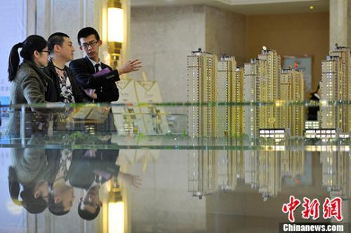 資料圖：置業(yè)顧問(wèn)向民眾推薦商品房戶型。 <a target='_blank' href='http://www.chinanews.com/'>中新社</a>記者 韋亮 攝 