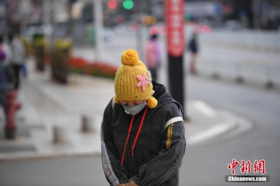 12月16日，寒風(fēng)中的市民。 <a target='_blank' href='http://www.chinanews.com/'>中新社</a>記者 劉冉陽(yáng) 攝