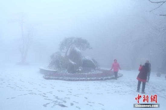受強(qiáng)冷空氣影響，12月16日清晨，江西廬山風(fēng)景區(qū)降下2017年入冬第一場(chǎng)雪。 吳健 攝