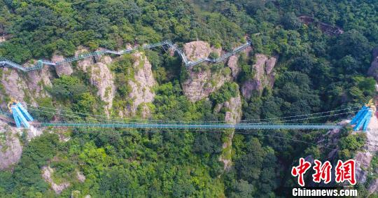 國內(nèi)首座高空特效玻璃橋“飛龍?jiān)谔臁焙脚膱D?！垕I子 攝