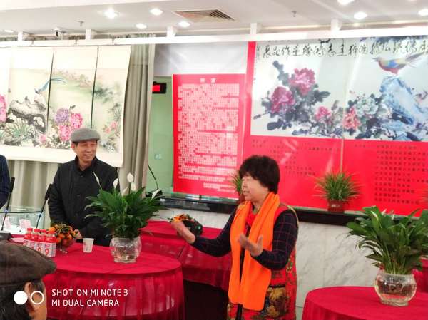 一、展出現(xiàn)場(chǎng)，王志鴻女士向冒著寒風(fēng)遠(yuǎn)道而來(lái)的專家和朋友們深情表示：“所有來(lái)賓都是我的良師益友。今天群賢畢至，歡迎大家暢所欲言?！?梓涵 攝影