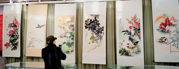 四、王志鴻畫(huà)的花鳥(niǎo)圖深受觀眾喜愛(ài)。  梓涵 攝影
