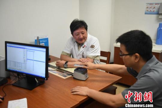 杭州實現(xiàn)無現(xiàn)金看病支付寶“掃臉”綁定電子社?？? style=