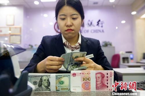 銀行工作人員清點貨幣。<a target='_blank' href='http://www.chinanews.com/'>中新社</a>記者 張云 攝