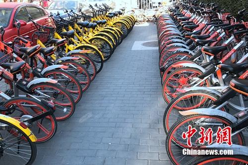 資料圖，摩拜和ofo單車(chē)在路邊整齊停放。<a target='_blank' href='http://www.chinanews.com/' >中新網(wǎng)</a> 吳濤 攝