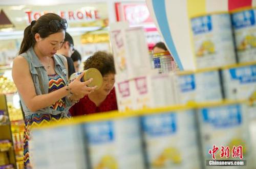 3月20日，海南實(shí)施新調(diào)整后的離島免稅政策，品種從原來的21類增至38類。本次調(diào)整，新增奶粉、咖啡、保健食品、家用空氣凈化器、家用醫(yī)療器械等17種消費(fèi)品，并對10種類別的免稅品單次購買數(shù)量放寬限制。許多出島旅客到免稅店選購進(jìn)口奶粉。記者在目前全球最大的單體免稅店三亞海棠灣免稅購物中心看到，該店銷售三種品牌進(jìn)口奶粉，雀巢超級能恩、愛薇牛、多培。據(jù)該購物中心工作人員介紹，政策調(diào)整首日，許多旅客咨詢進(jìn)口奶粉情況，購買人數(shù)也較多，消費(fèi)理性，無哄現(xiàn)象。圖為游客在海南三亞海棠灣免稅購物中心選購免稅奶粉。<a target='_blank' href='http://www.chinanews.com/'>中新社</a>發(fā) 駱云飛 攝