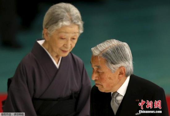 8月15日，日本迎來戰(zhàn)敗70周年紀(jì)念日即“二戰(zhàn)”宣布無條件投降70周年。當(dāng)?shù)貢r間中午12時，由日本政府主辦的“全國戰(zhàn)歿者追悼儀式”在東京都千代田區(qū)的日本武道館舉行。日本天皇皇后和首相安倍晉三等政府人員，以及5525名遺族參加此次追悼儀式，為在戰(zhàn)爭中喪生的約310萬人祈福，并再次起誓和平。