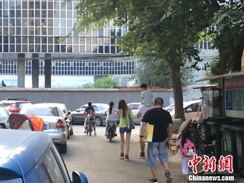 資料圖：北京某幼兒園門口，家長接孩子放學(xué)。<a target='_blank' href='http://www.chinanews.com/' >中新網(wǎng)</a>記者 湯琪 攝