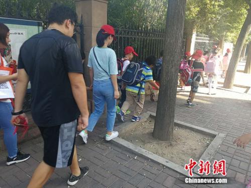 資料圖：某托管機構(gòu)接小學(xué)生放學(xué)。<a target='_blank' href='http://www.chinanews.com/' >中新網(wǎng)</a>記者 張尼 攝