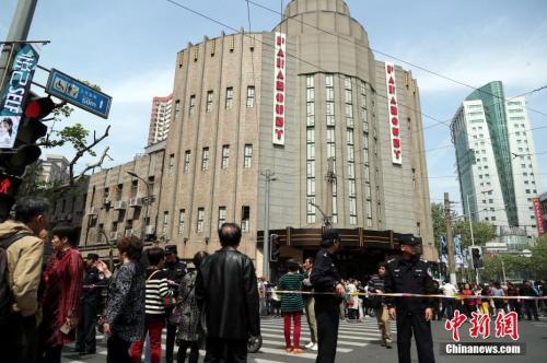 資料圖：今年4月，上海百樂門對外限時免費參觀，此舉引來眾多民眾排隊爭睹“遠東第一樂府”的風(fēng)采。 中新社記者 湯彥俊 攝