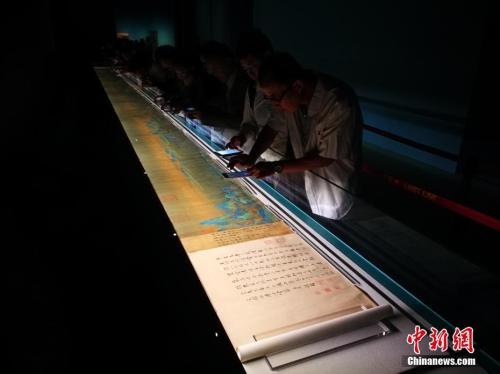 參觀者欣賞《千里江山圖》。該畫作展出期間，“沖刺”看名畫的“故宮跑”，再次成為熱詞。中新社記者 楊可佳 攝