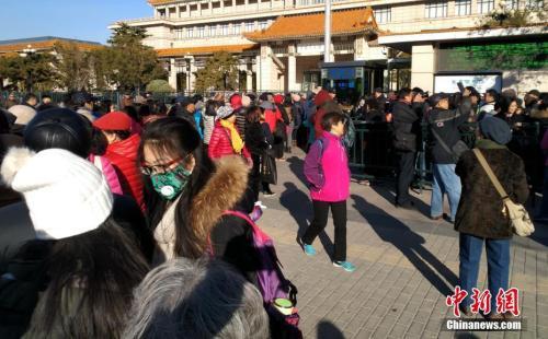 資料圖：11月下旬，主題為“美在新時代”的中國美術(shù)館典藏精品特展正在舉行。圖為準備參觀中國美術(shù)館典藏精品特展的民眾在美術(shù)館外排起長隊。中新社記者 滿會喬 攝