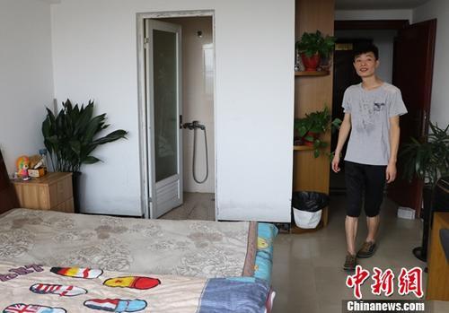 資料圖：臺州玉環(huán)一名小伙展示自己通過當?shù)刈夥科脚_找到的房子。<a target='_blank' href='http://www.chinanews.com/'>中新社</a>記者 王剛 攝