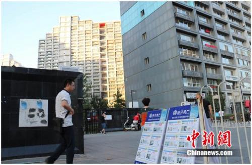 資料圖：北京某小區(qū)門口擺放的房屋租售廣告。