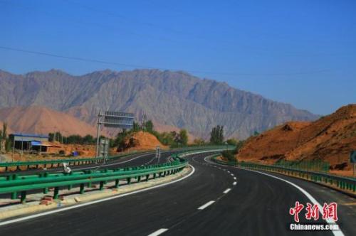 資料圖：青海循隆高速公路建成通車，青海循化撒拉族自治縣結(jié)束了沒有高速公路的歷史。 韓龍 攝