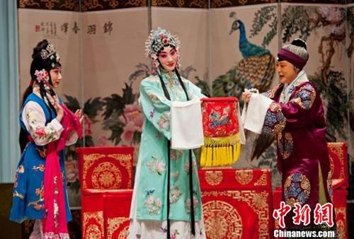 資料圖：由國家京劇院獻演的傳統(tǒng)戲曲大劇《鎖麟囊》在甘肅大劇院上演?！＄娦?攝