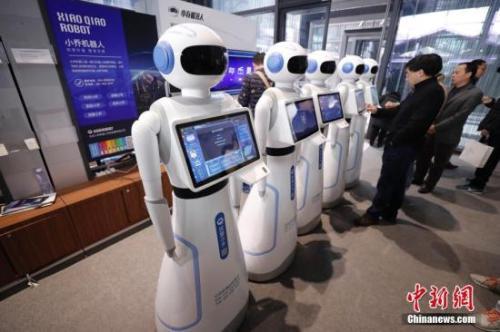 圖為民眾體驗人工智能機器人。<a target='_blank' href='http://www.chinanews.com/'>中新社</a>記者 杜洋 攝