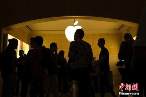 當?shù)貢r間11月3日，蘋果iPhoneX在美國上市銷售，位于紐約中央車站的蘋果專賣店iPhoneX銷售火爆。 <a target='_blank' href='http://www.chinanews.com/'>中新社</a>記者 廖攀 攝